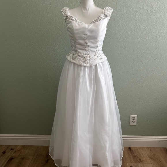 Vintage White Floral Gown - Picture 3 of 12